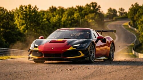 de ferrari 296 challenge wint direct zijn eerste heuvelklimwedstrijd dankzij uitzonderlijke prestaties en rijeigenschappen.